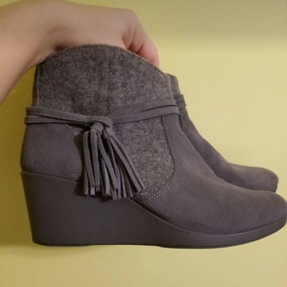 crocs women's leigh suede wedge boot